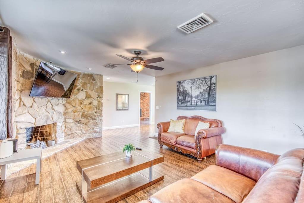 X-Large Spacious Deluxe House Fastest Wi-Fi image