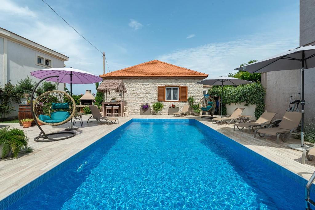 NEW! Beachfront Holiday home Delight with private pool photo 1
