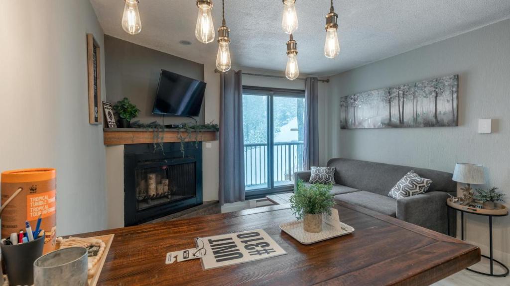 Nest on Perfection - Newly Renovated Ski In Ski Out Mountain View Condo photo 4