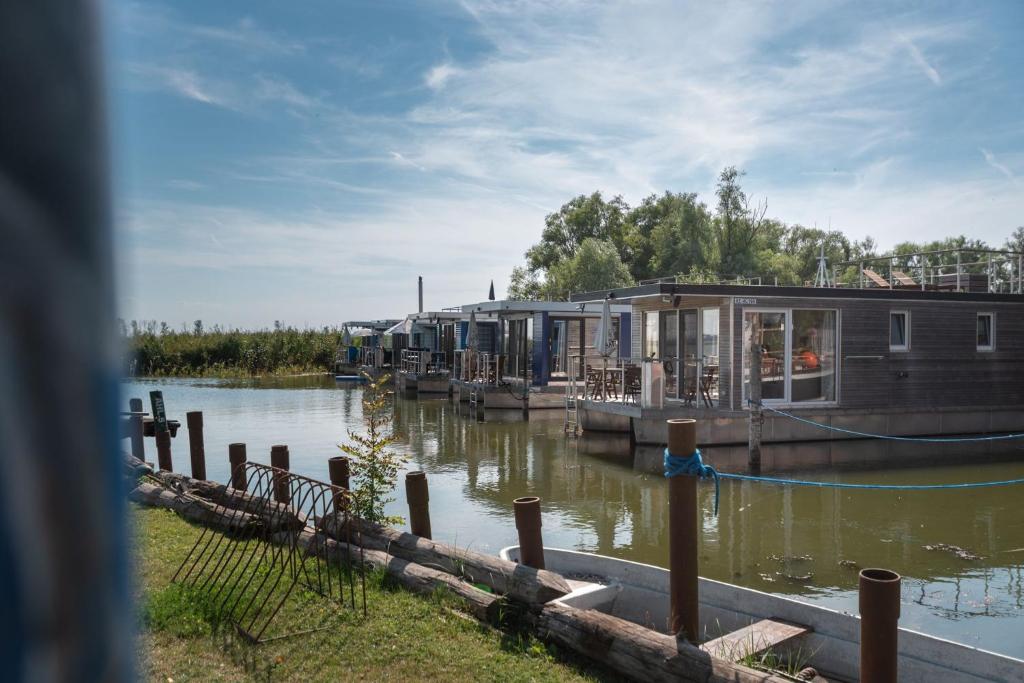Hafenresort Karnin Hausboot Glaukos photo 1