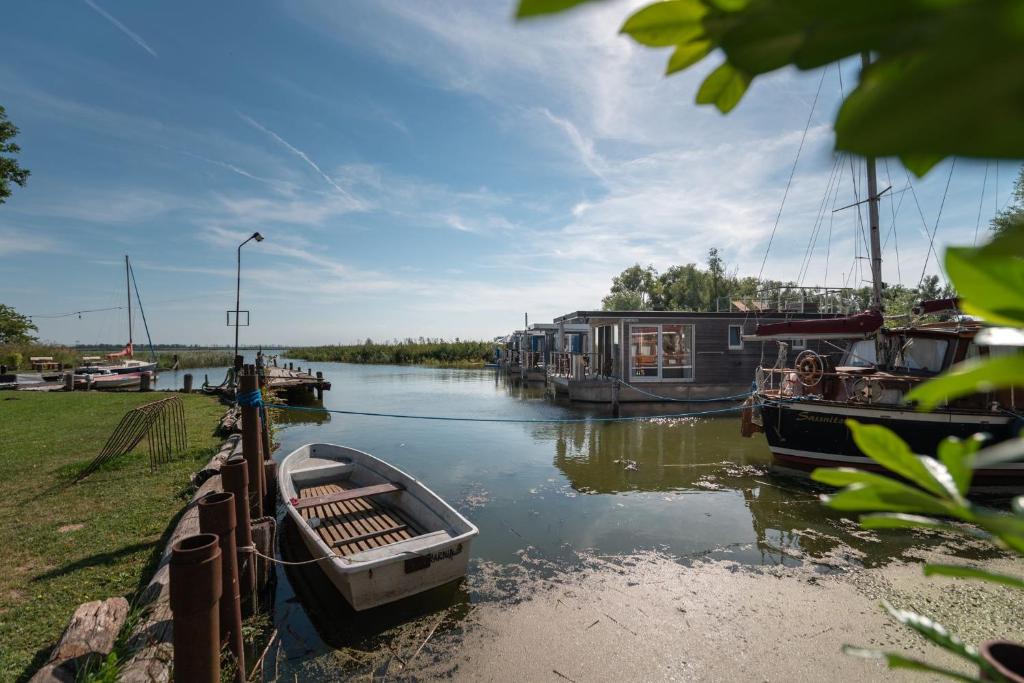 Hafenresort Karnin Hausboot Glaukos photo 2
