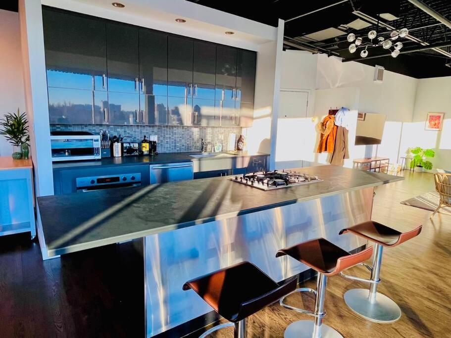 Sunny Penthouse on 17th Ave, 1 bedroom, 1 loft bed with ladder, 1 sofa bed, sleeps 6, Downtown photo 4