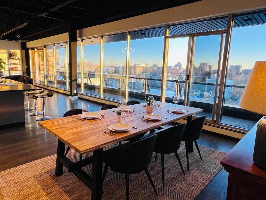Sunny Penthouse on 17th Ave, 1 bedroom, 1 loft bed with ladder, 1 sofa bed, sleeps 6, Downtown photo 1