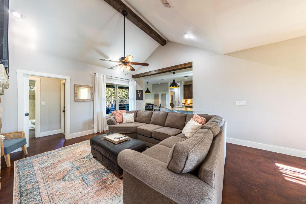 Hilltop Hideaway-Rest, Relax, Reconnect! photo 4