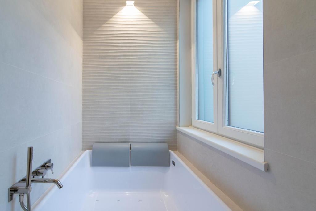 Vittoria Suite, con Jacuzzi - by Host4U photo 1