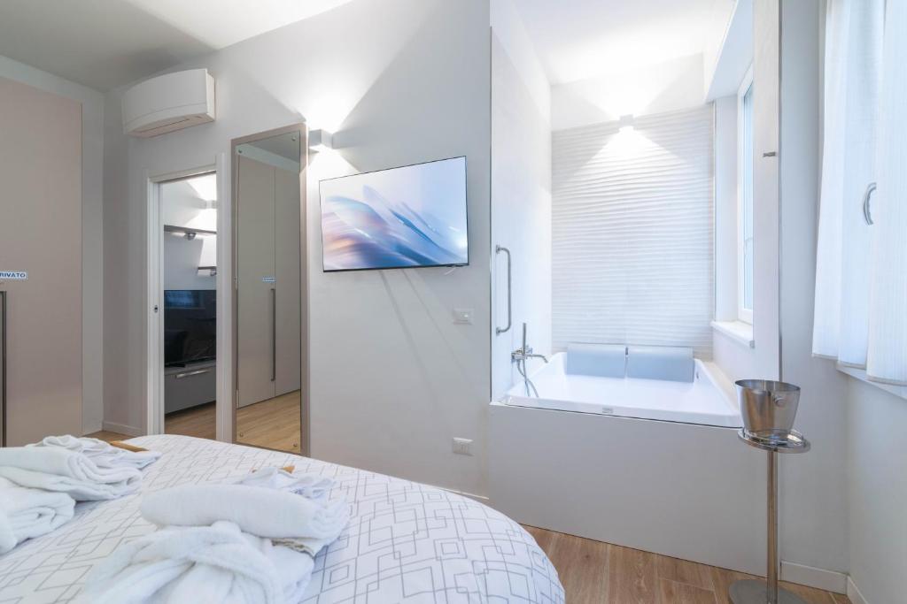 Vittoria Suite, con Jacuzzi - by Host4U photo 4