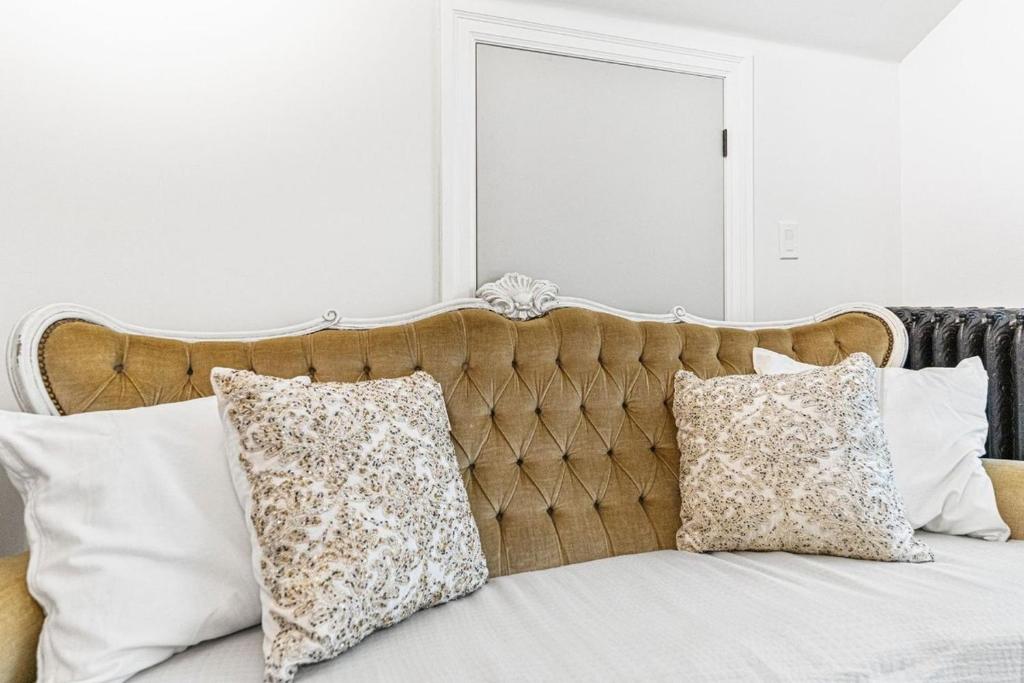 Elegant 1Bdrm Apt Near Downtown Burlington Ideal for long stays U4 - Amelia photo 2