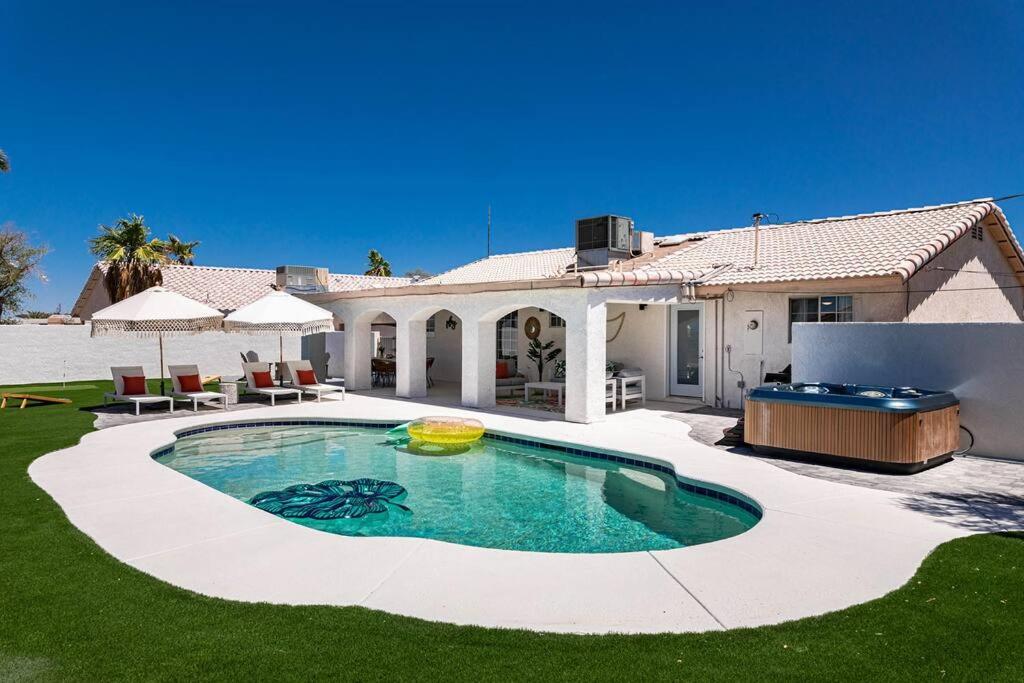 Tropical Playhouse. Heated Pool . Spa . Golf . FUN image