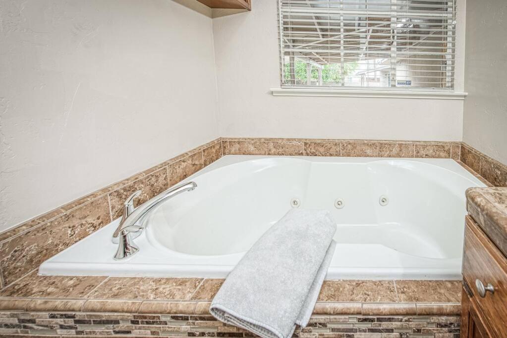 Renovated home minutes from Fresno State / Airport photo 1
