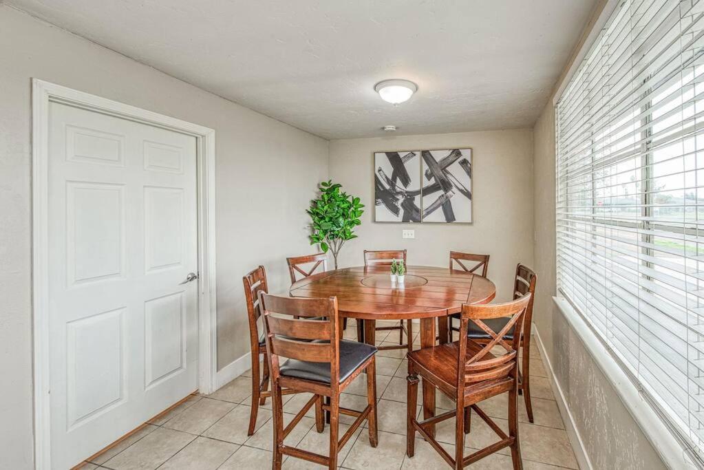 Renovated home minutes from Fresno State / Airport photo 4