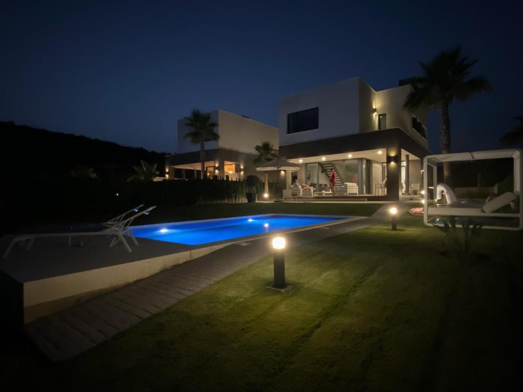 2254-Luxury villa with private pool and seaview photo 2