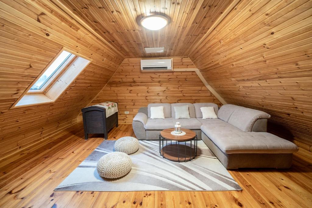 Chalet Markoci With Hot Tub - Happy Rentals photo 3