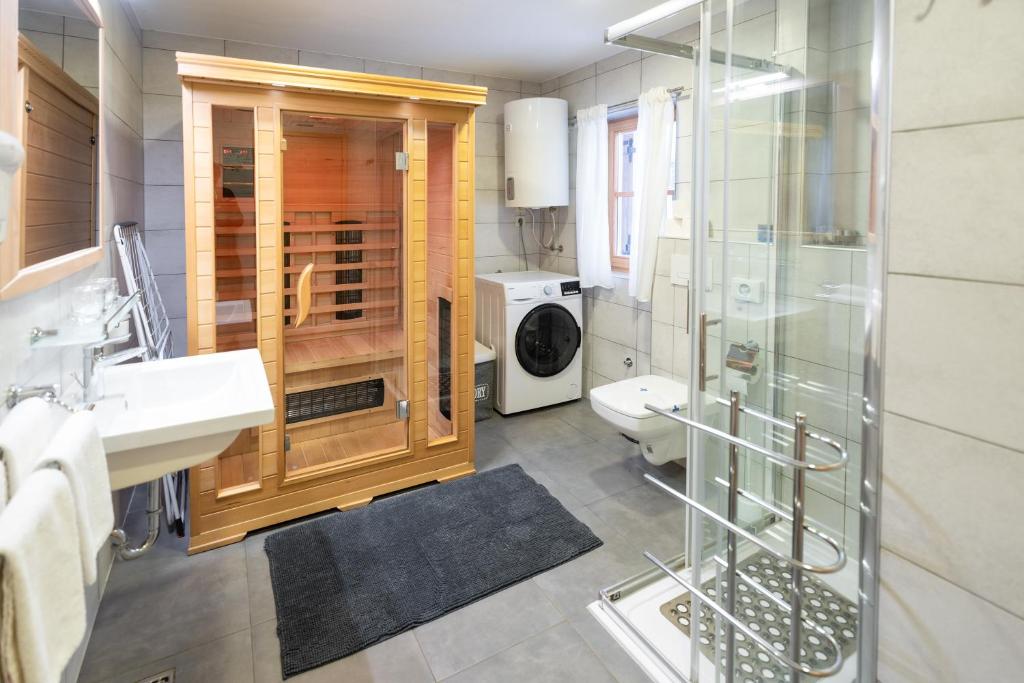 Chalet Markoci With Hot Tub - Happy Rentals photo 2