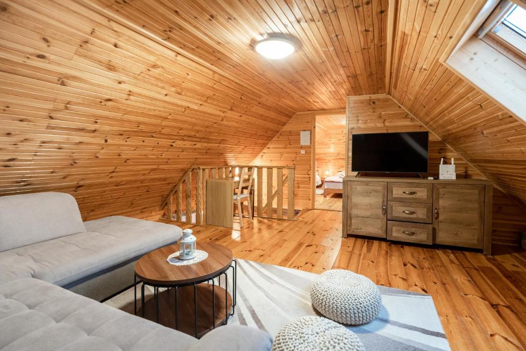 Chalet Markoci With Hot Tub - Happy Rentals photo 4