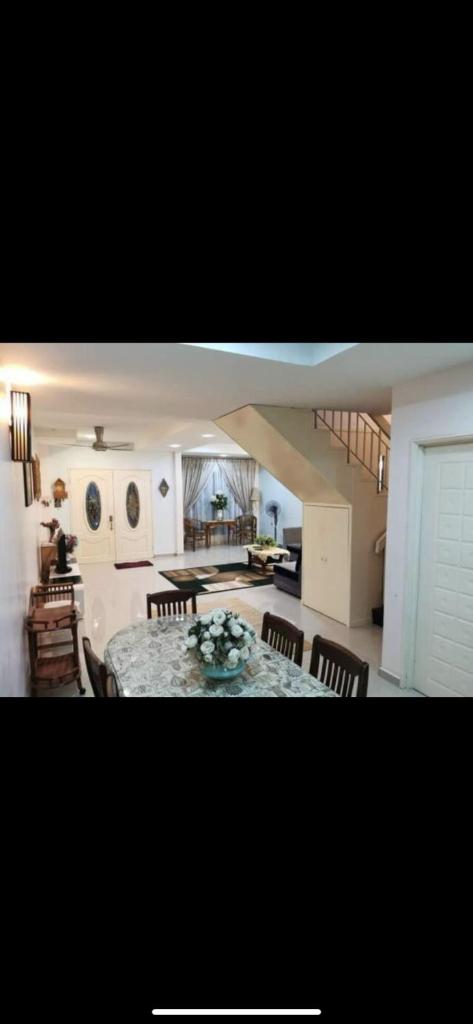 A Spacious 3BR 2storey House Taman Kosas Ampang photo 2