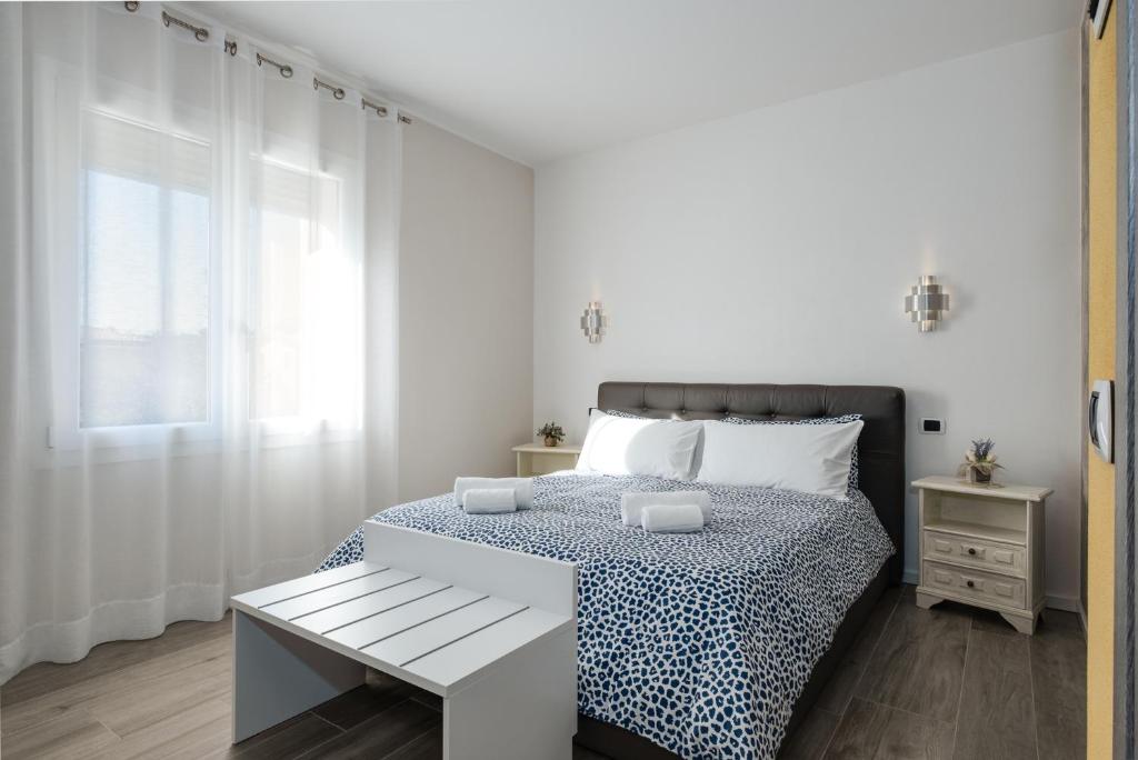 The White Building - [ROOMS] photo 1