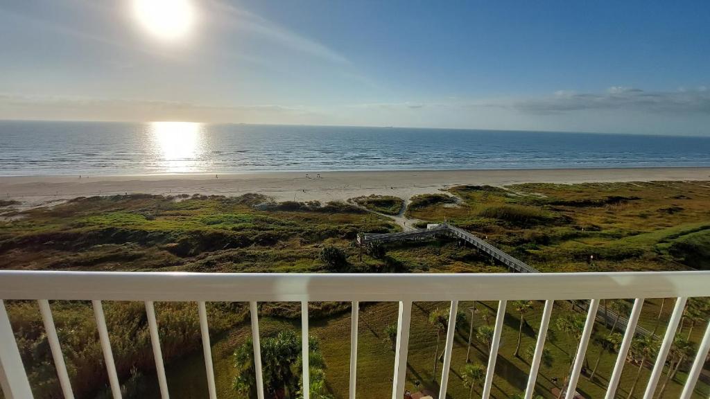 Galvestonian 1002 - Beachfront Getaway image