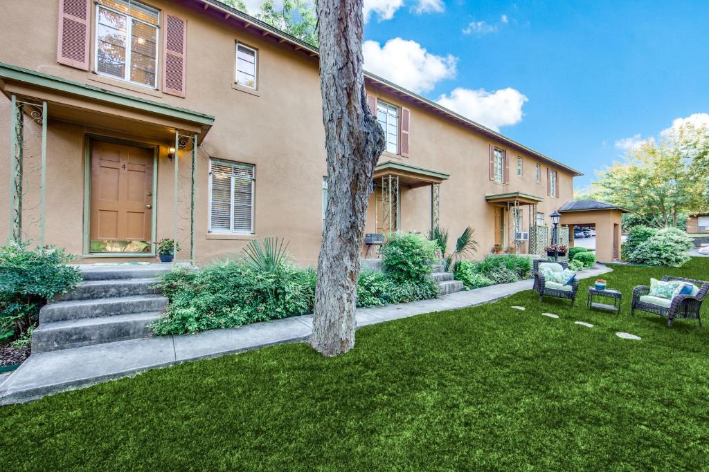 Classy Mid-Century Townhome in Alamo Heights image