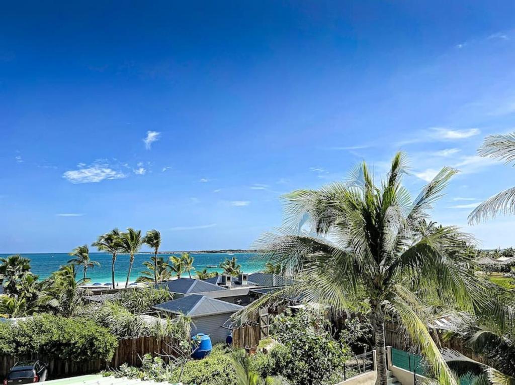 Villa Carpe Diem sea front pool Orient Bay