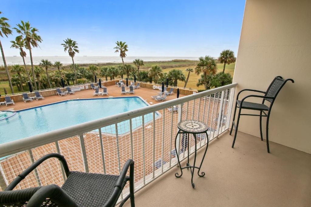 Galvestonian 112 - Beachfront Hideaway image