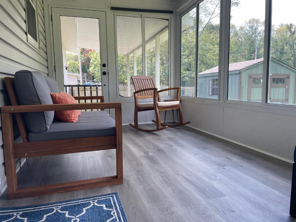 Bright 3bdrm perfect location 2.5 mi to SPAC , Close to track, downtown and Saratoga hospital photo 1