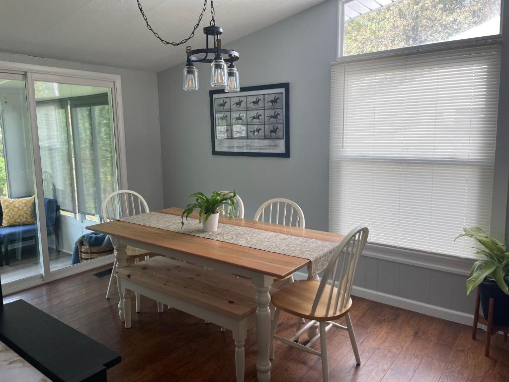 Bright 3bdrm perfect location 2.5 mi to SPAC , Close to track, downtown and Saratoga hospital