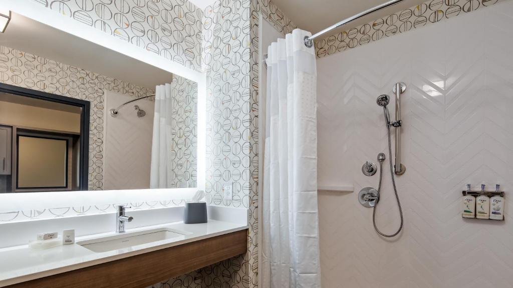 Holiday Inn - Clarksville Northeast , an IHG Hotel photo 1