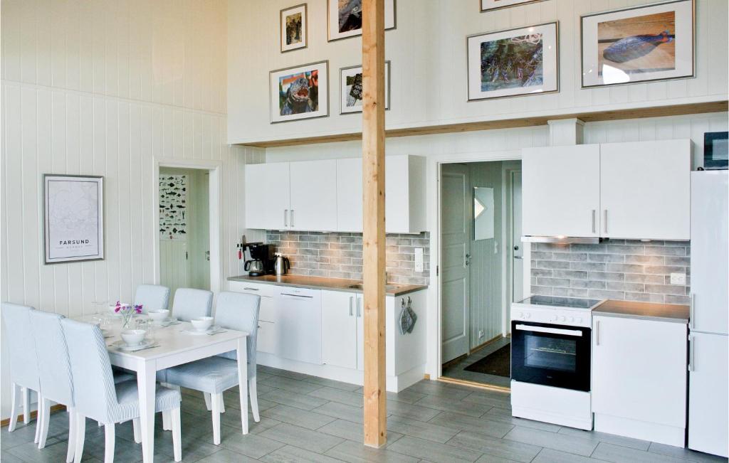 Stunning Home In Farsund With 4 Bedrooms, Jacuzzi And Sauna photo 2