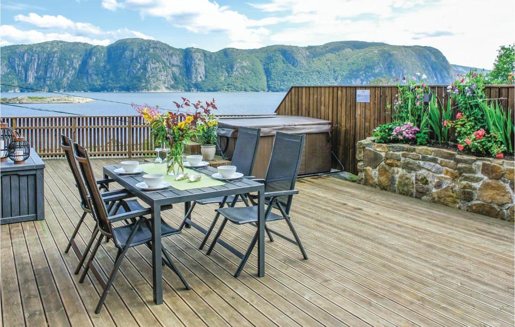 Stunning Home In Farsund With 4 Bedrooms, Jacuzzi And Sauna photo 3