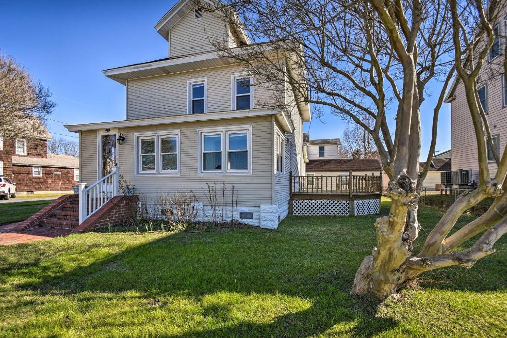 Chincoteague House with Enclosed Porch and Deck photo 2