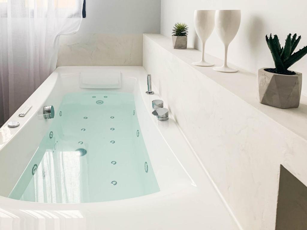 Jacuzzi Bay avec LITERIE GRAND LUXE proche du lac Annecy Avenue du Parmelan Room Type - Deluxe Queen Studio 