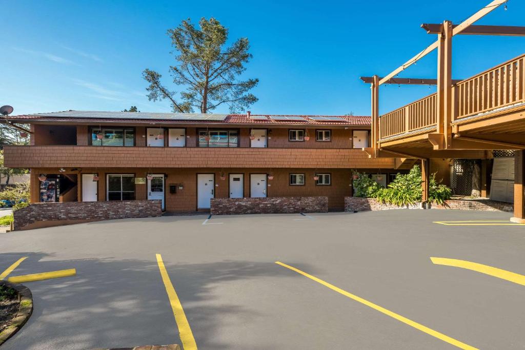 Clarion Collection Carmel Oaks Inn photo 1