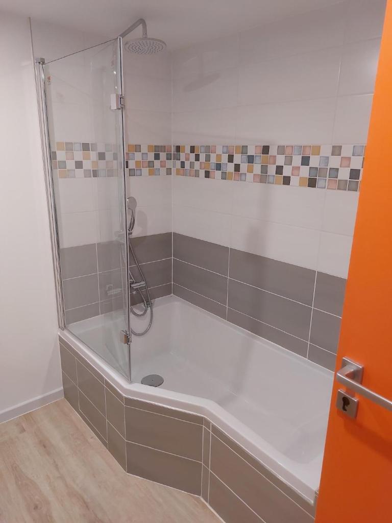 Gezellige luxe caravan met zwembad in zuid- Bourgogne photo 2