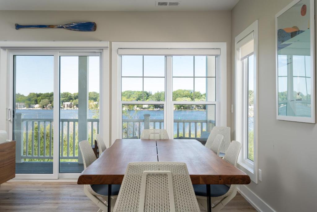 Luxurious Home on Lake Kalamazoo photo 3