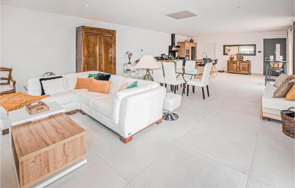 Stunning Home In Robion With Outdoor Swimming Pool, Wifi And Private Swimming Pool photo 2