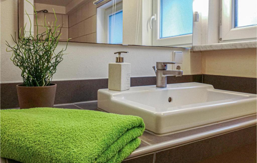 Awesome Home In Hainrode-hainleite With 3 Bedrooms, Sauna And Wifi photo 4