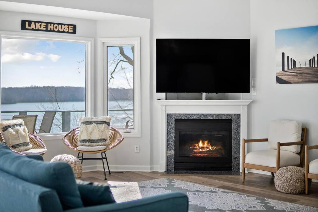 Million Dollar Views: Lakefront, Dock, Kayaks+More photo 1