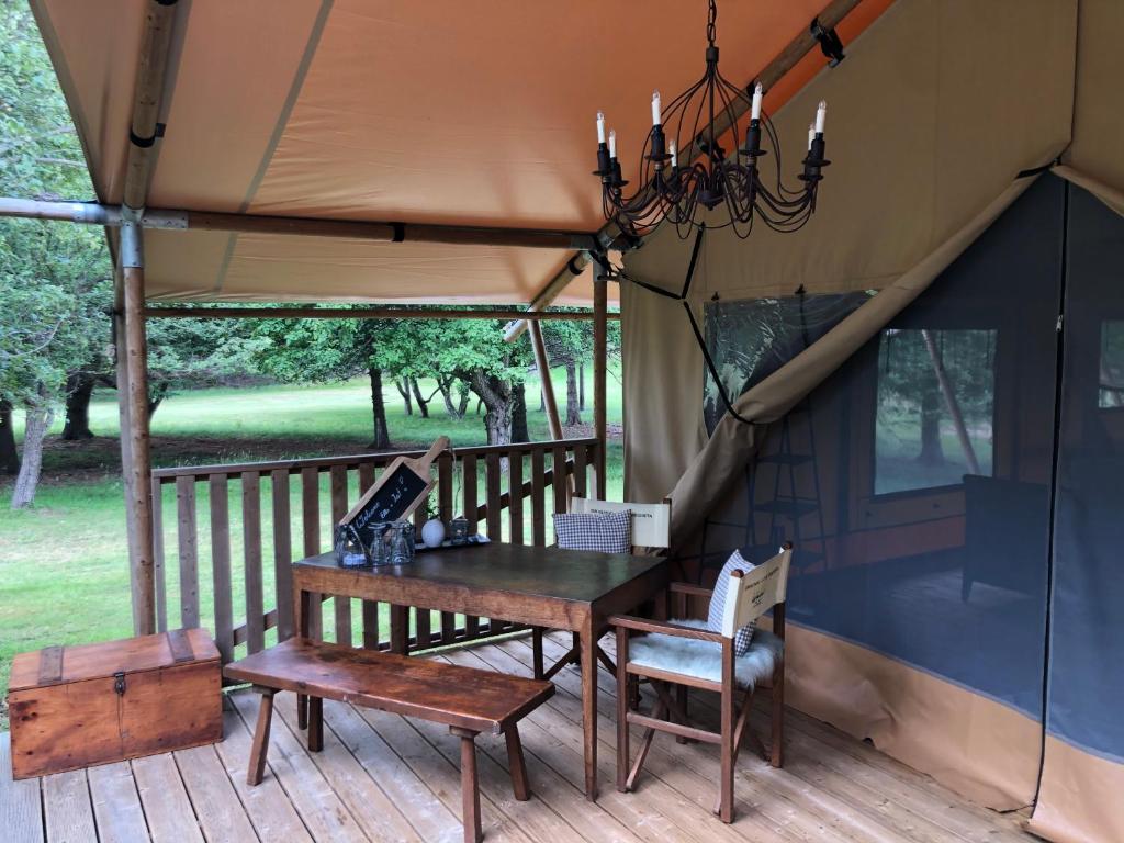 GIFFORD private Island GLAMPING boat ride included photo 1