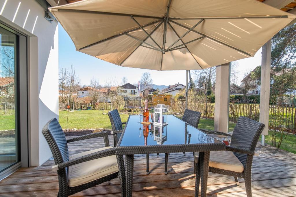 Helle Wohnung mit Bergblick & eigener Terrasse photo 2