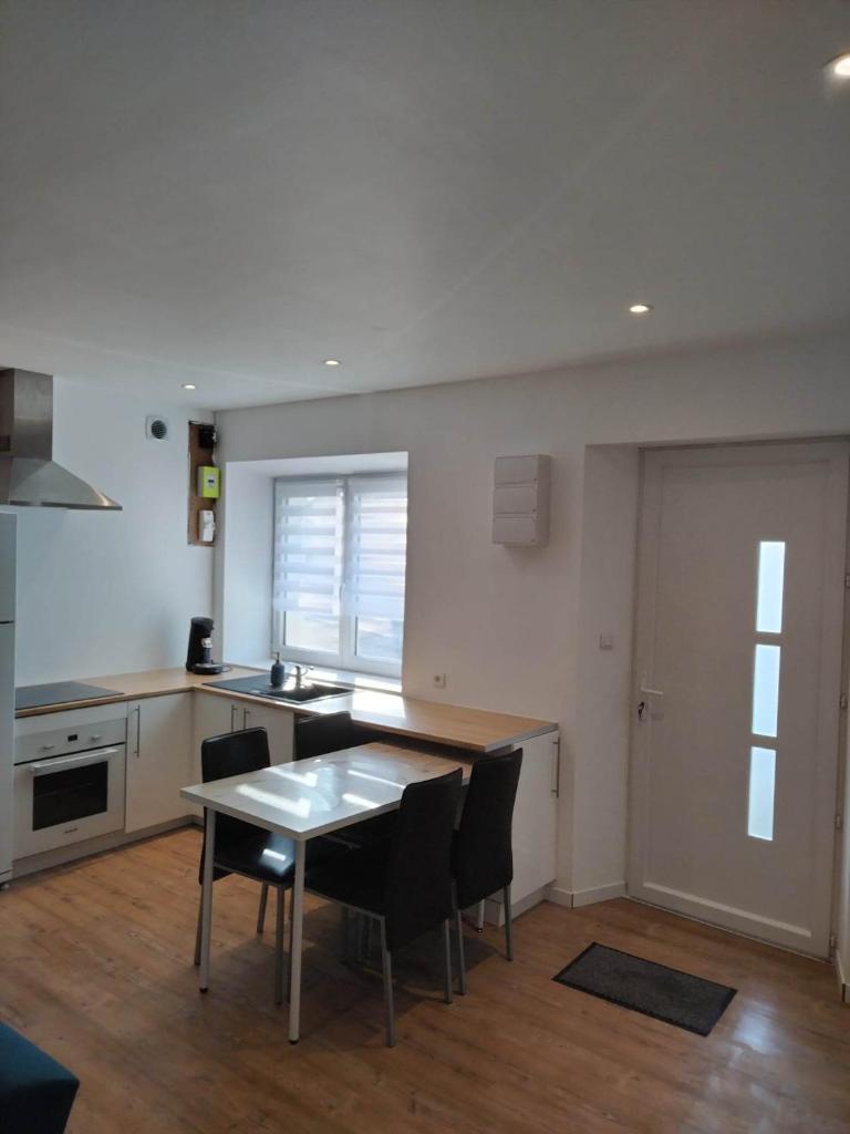 Charmante petite maison proche du bourg photo 3