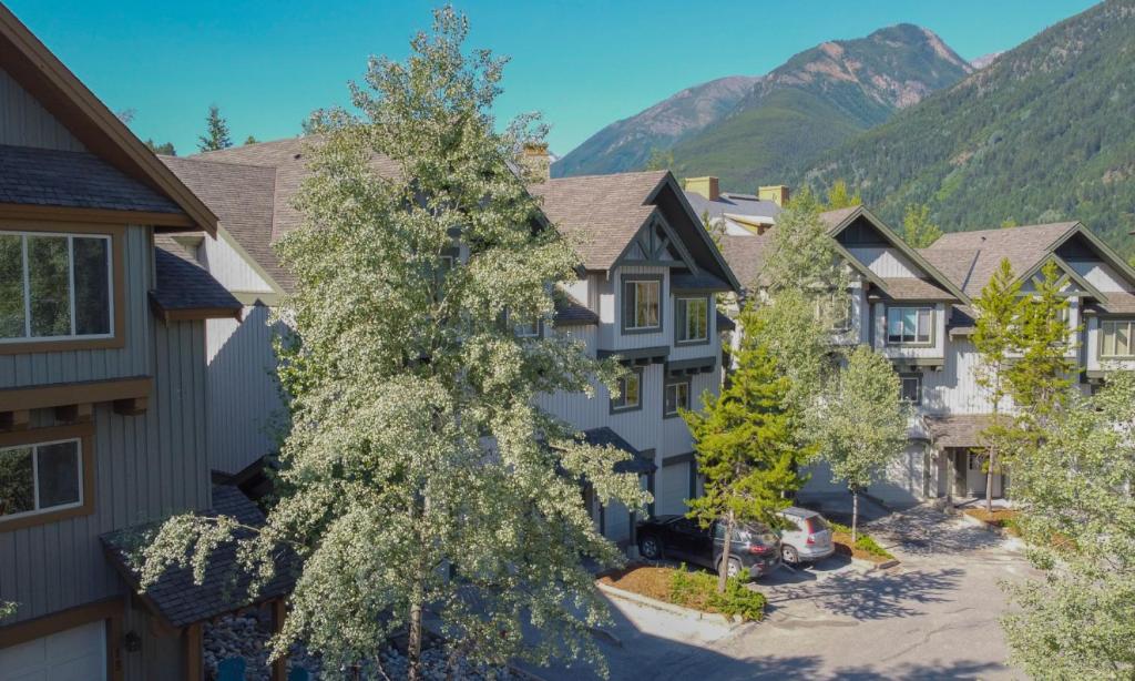 Hearthstone Townhomes by FantasticStay photo 4