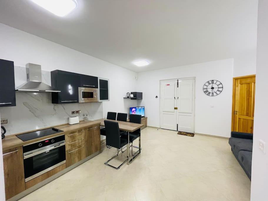 New, Modern Ground Floor Apartment with Pool photo 4