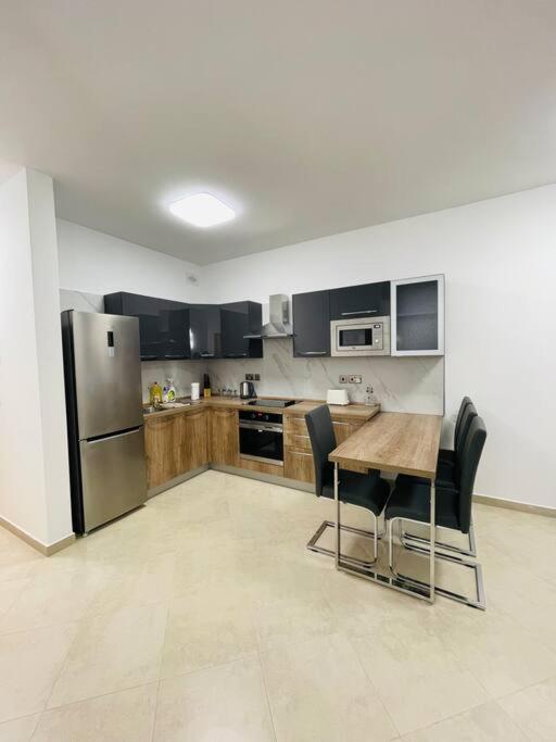 New, Modern Ground Floor Apartment with Pool photo 2