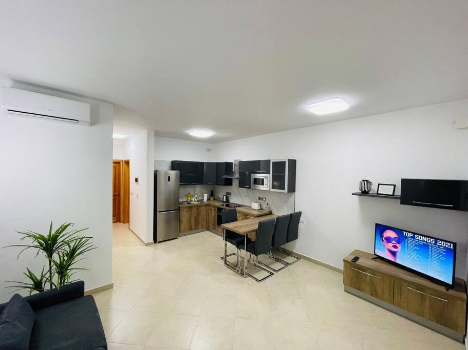 New, Modern Ground Floor Apartment with Pool photo 3