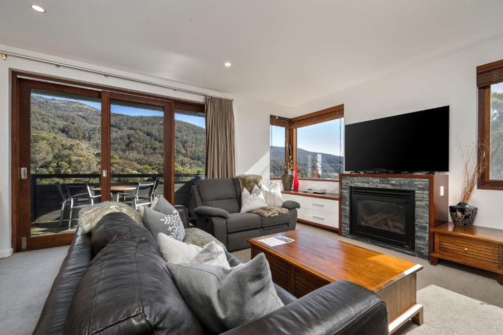 Elevation 2 bedroom with guest room gas fire and mountain views photo 3