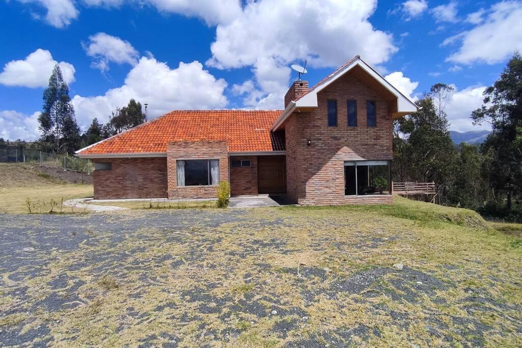 Casa de campo llena de vida con chimenea interior.