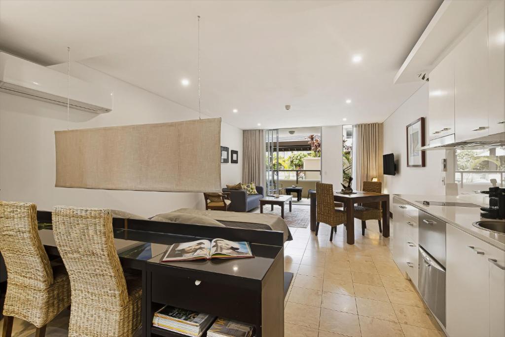 119 Santai Resort - Poolside Apartment by uHoliday photo 4