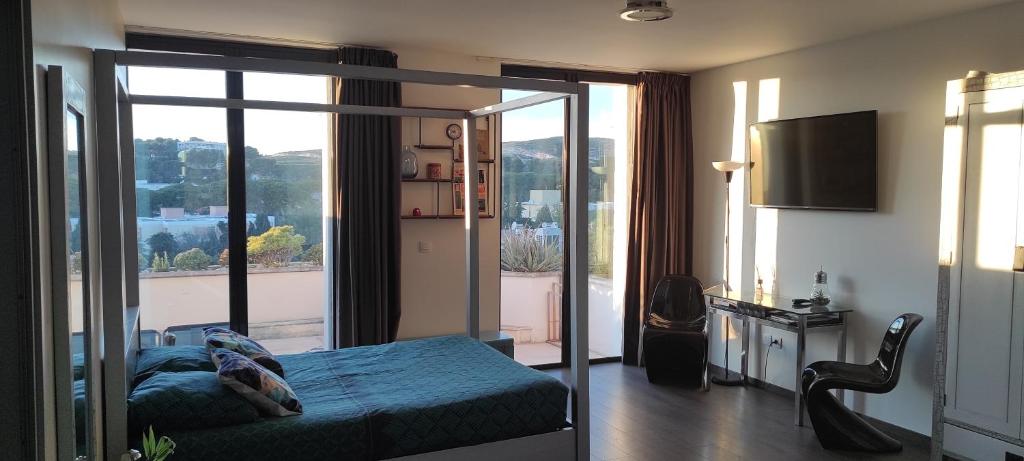 grand studio terrasse de standing vue mer et village photo 4