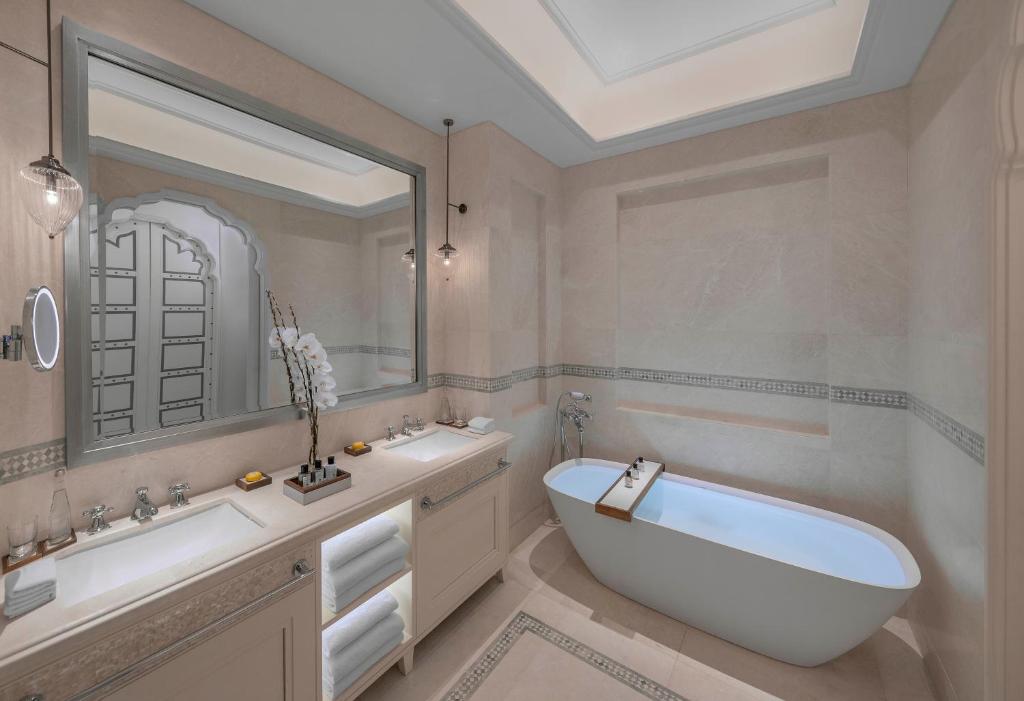 The Chedi Katara Hotel & Resort Room Type - Superior King Room