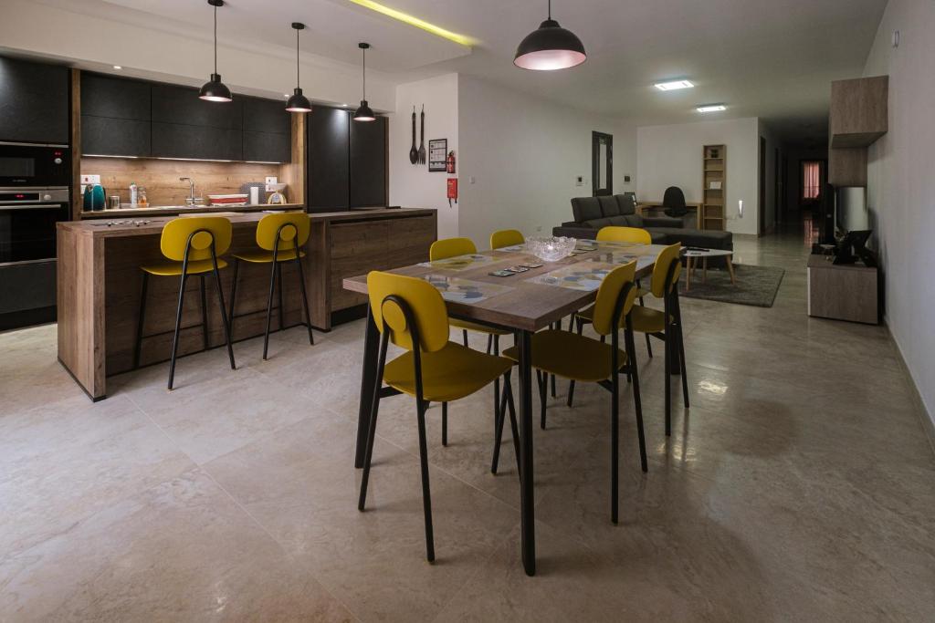 Modern 3 bedroom Apartment in Luqa (Sleeps 6) photo 2